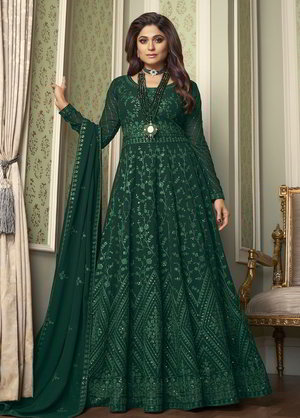Зелёное длинное платье в пол, с длинными рукавами, украшенное вышивкой