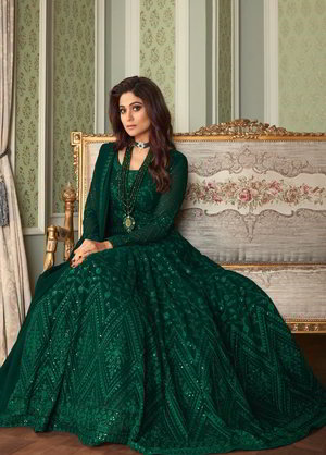 Зелёное длинное платье в пол, с длинными рукавами, украшенное вышивкой