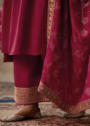 Цвета фуксии платье / костюм из шёлка и шифона, украшенное вышивкой
