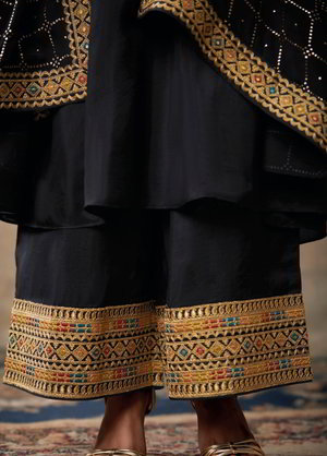Чёрное шёлковое и шифоновое платье / костюм, украшенное вышивкой