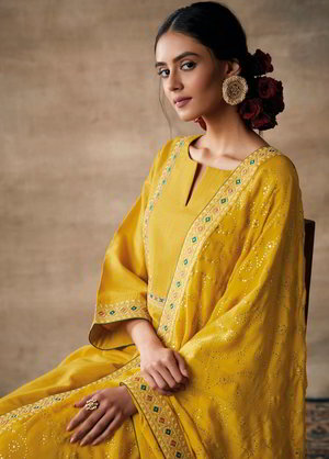 Жёлтое платье / костюм из шёлка и шифона, украшенное вышивкой