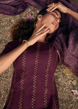 Пурпурное платье / костюм, украшенное печатным рисунком, вышивкой
