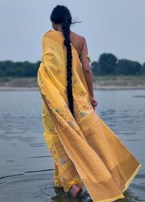 Жёлтое индийское сари из льна и шёлка