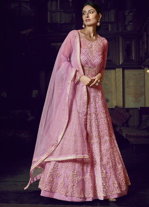 Розовое длинное платье в пол, с длинными прозрачными рукавами, украшенное вышивкой