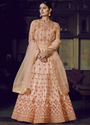 Персиковое длинное платье в пол, с длинными прозрачными рукавами, украшенное вышивкой