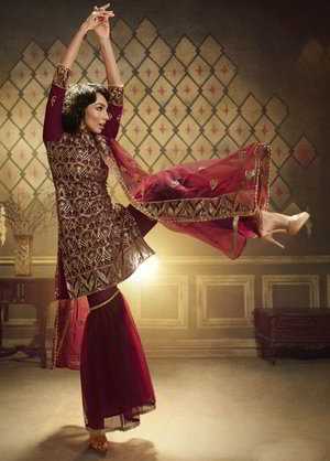 Бордовое платье / костюм из фатина, украшенное вышивкой