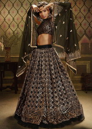 Чёрный национальный индийский женский костюм лехенга (ленга) чоли, украшенный вышивкой с люрексом