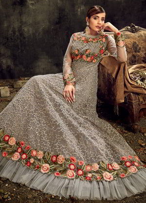 Серое длинное платье в пол, с длинными прозрачными рукавами, украшенное вышивкой с люрексом