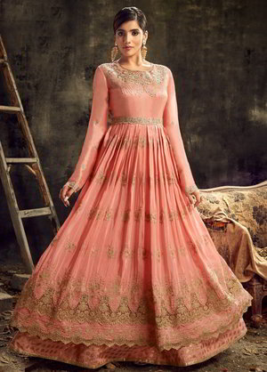Персиковое шёлковое платье / костюм, украшенное вышивкой