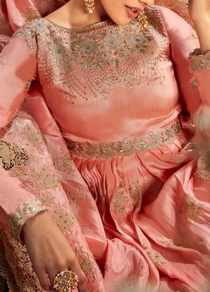 Персиковое шёлковое платье / костюм, украшенное вышивкой