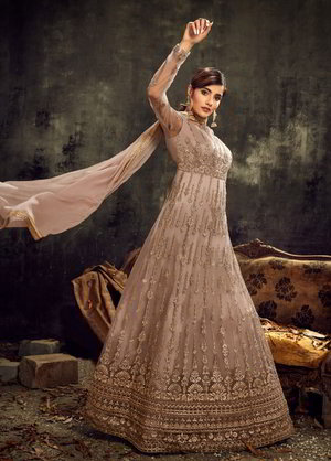 Бежевое длинное платье в пол, с длинными прозрачными рукавами, украшенное вышивкой с люрексом