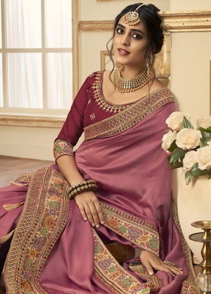 Розовое жаккардовое и шёлковое индийское сари, украшенное вышивкой люрексом с кружевами