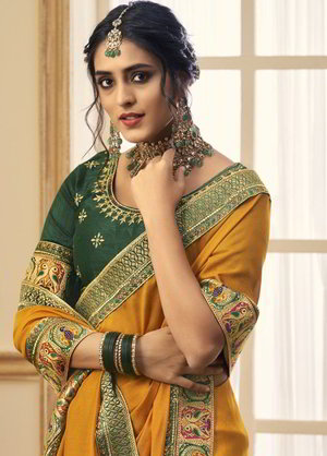 Жёлтое жаккардовое и шёлковое индийское сари, украшенное вышивкой люрексом с кружевами