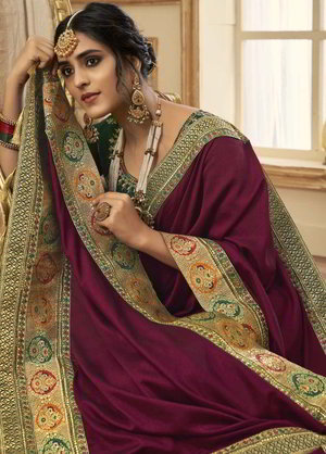 Пурпурное жаккардовое и шёлковое индийское сари, украшенное вышивкой люрексом с кружевами