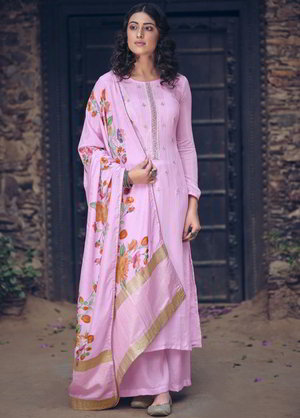 Розовое платье / костюм, украшенное вышивкой люрексом, печатным рисунком со стразами