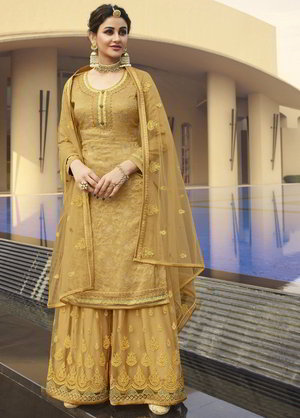 Жёлтое платье / костюм из жаккардовой ткани и фатина, украшенное вышивкой
