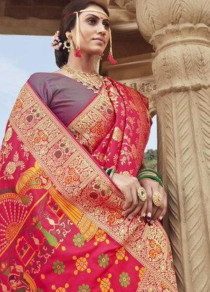 Цвета фуксии шёлковое и жаккардовое индийское сари, украшенное вышивкой люрексом