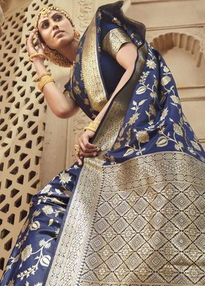 Синее шёлковое и жаккардовое индийское сари, украшенное вышивкой люрексом