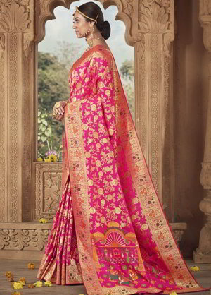 Розовое индийское сари из шёлка и жаккардовой ткани, украшенное вышивкой люрексом