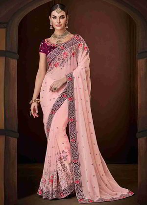 Светло-розовое индийское сари из креп-жоржета и шёлка, украшенное вышивкой люрексом