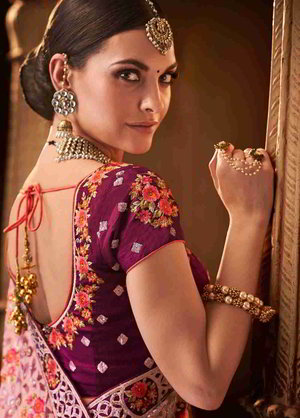 Светло-розовое индийское сари из креп-жоржета и шёлка, украшенное вышивкой люрексом