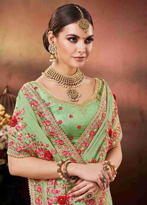 Зелёное индийское сари из креп-жоржета и шёлка-сырца, украшенное вышивкой люрексом