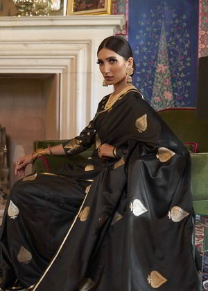 Чёрное индийское сари из шёлкового атласа и жаккардовой ткани