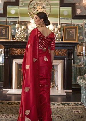 Красное индийское сари из шёлкового атласа и жаккардовой ткани