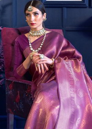 Фиолетовое индийское сари из жаккардовой ткани и шёлка, украшенное вышивкой люрексом