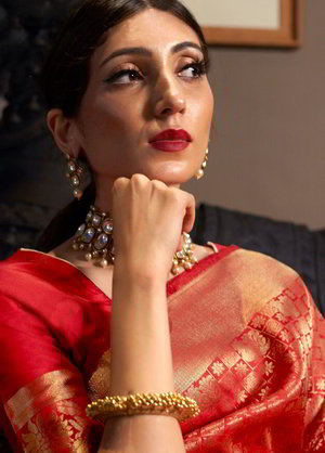Красное жаккардовое и шёлковое индийское сари, украшенное вышивкой люрексом