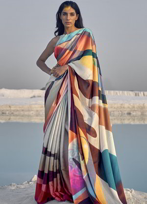 Разноцветное индийское сари из шёлкового атласа, украшенное печатным рисунком