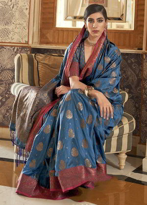Синее индийское сари из шёлка, украшенное вышивкой люрексом