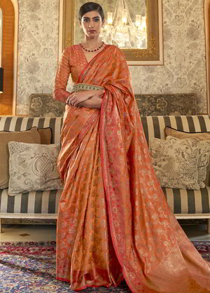 Оранжевое шёлковое индийское сари, украшенное вышивкой люрексом
