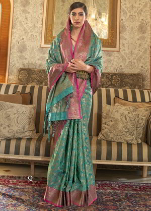 Зелёное индийское сари из шёлка, украшенное вышивкой люрексом