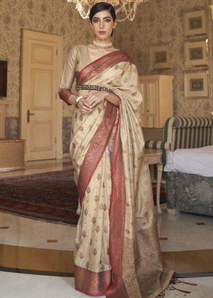 Кремовое индийское сари из шёлка, украшенное вышивкой люрексом