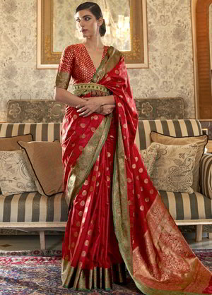 Красное шёлковое индийское сари, украшенное вышивкой люрексом