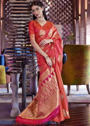 Персиковое индийское сари из шёлкового атласа, украшенное вышивкой люрексом