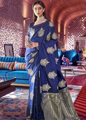 Синее индийское сари из шёлкового атласа, украшенное вышивкой люрексом