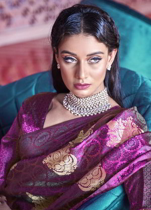 Пурпурное индийское сари из шёлкового атласа, украшенное вышивкой люрексом