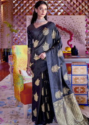 Чёрное индийское сари из шёлкового атласа, украшенное вышивкой люрексом