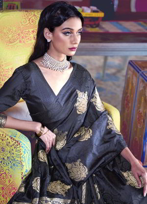 Чёрное индийское сари из шёлкового атласа, украшенное вышивкой люрексом