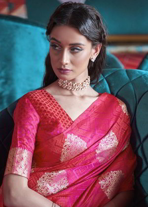 Розовое индийское сари из шёлкового атласа, украшенное вышивкой люрексом