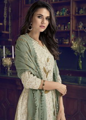 Зелёное и кремовое шёлковое платье / костюм, украшенное вышивкой люрексом, печатным рисунком
