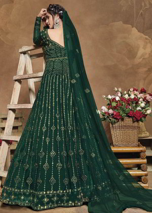 Зелёное платье / костюм из атласа и фатина, украшенное вышивкой