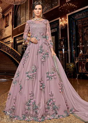 Розовое длинное платье / анаркали / костюм из атласа и фатина, украшенное цветочной вышивкой