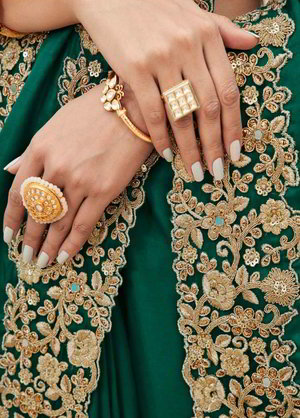 Зелёное индийское сари из креп-жоржета и шёлка, украшенное вышивкой люрексом, скрученной шёлковой нитью со стразами, пайетками
