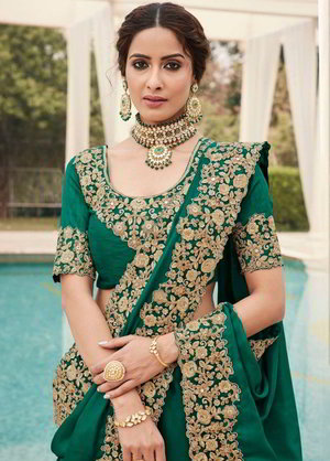 Зелёное индийское сари из креп-жоржета и шёлка, украшенное вышивкой люрексом, скрученной шёлковой нитью со стразами, пайетками
