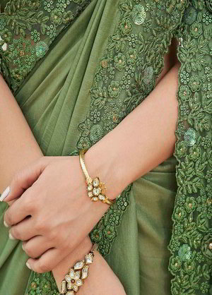 Оливковое индийское сари из креп-жоржета и шёлка, украшенное вышивкой люрексом, скрученной шёлковой нитью со стразами, пайетками