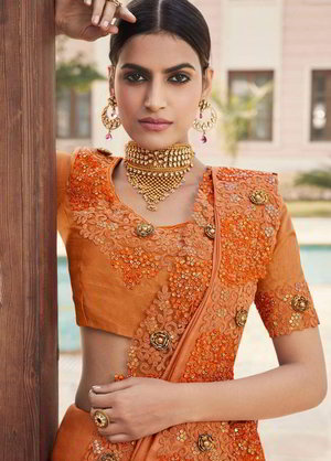 Оранжевое индийское сари из креп-жоржета и шёлка, украшенное вышивкой люрексом, скрученной шёлковой нитью со стразами, пайетками