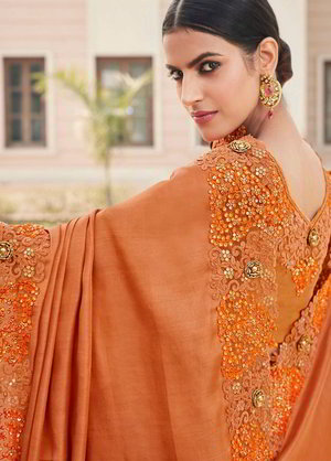 Оранжевое индийское сари из креп-жоржета и шёлка, украшенное вышивкой люрексом, скрученной шёлковой нитью со стразами, пайетками